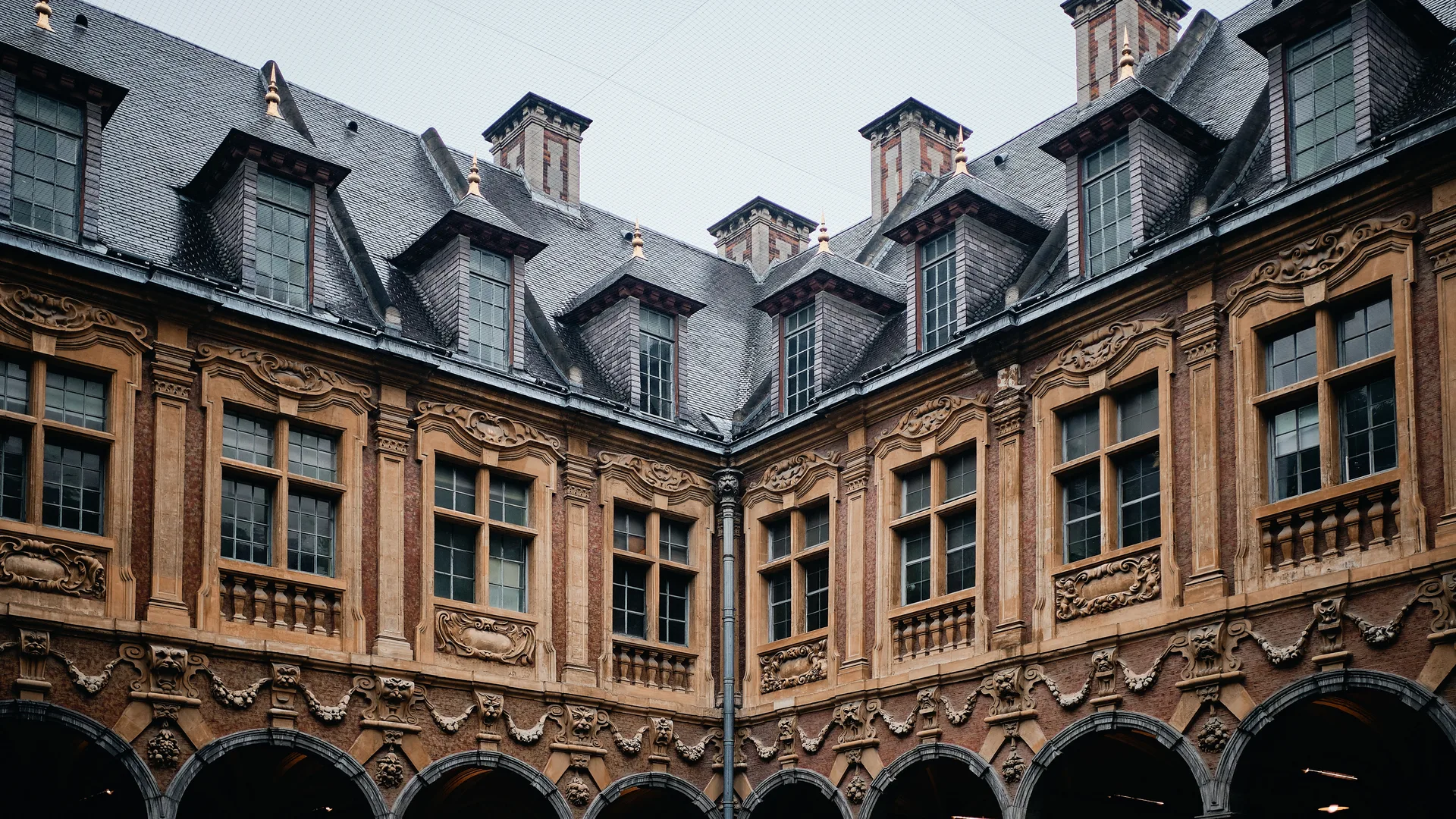 Cour intérieure d'un hôtel particulier évoquant la transmission patrimoniale