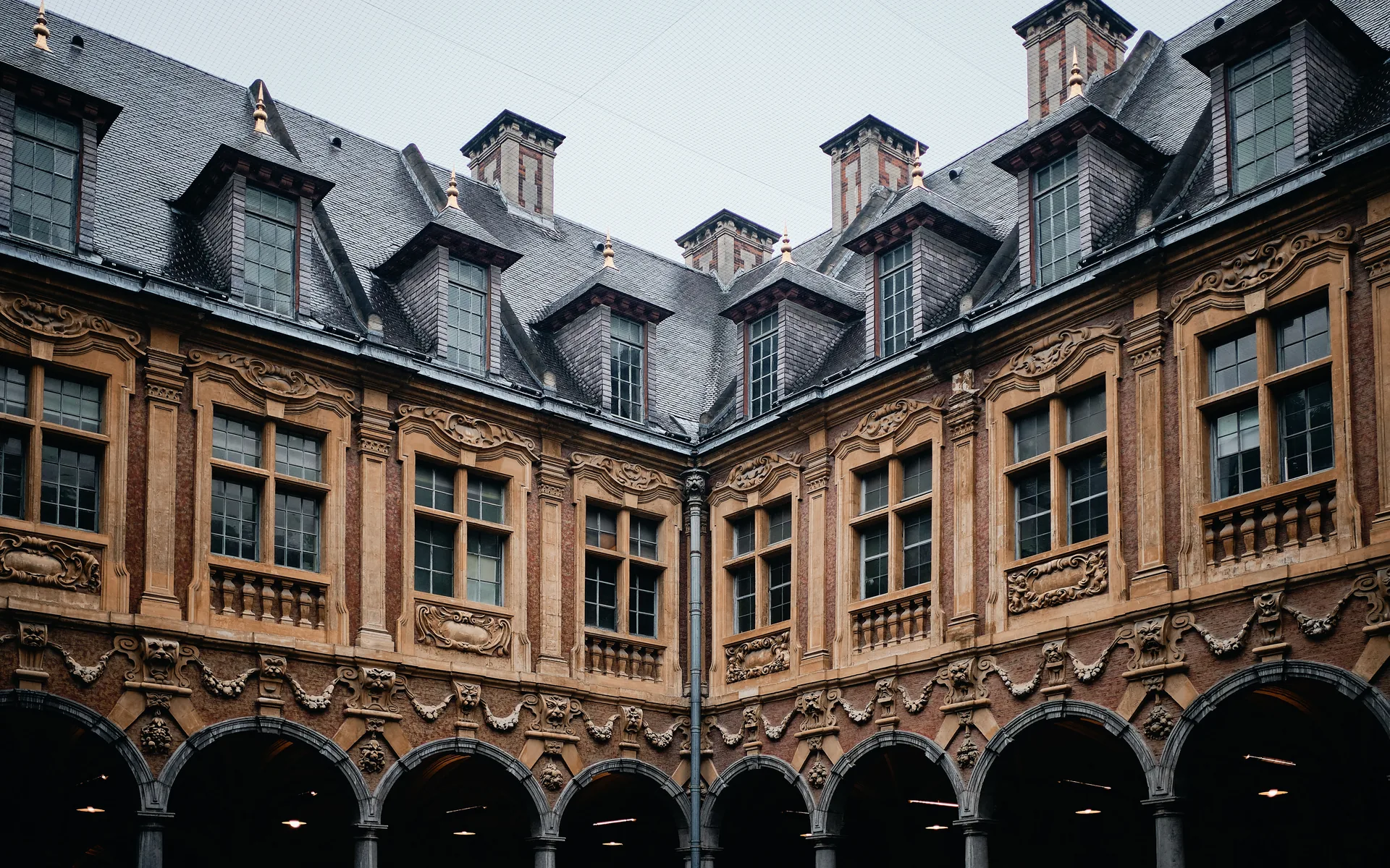 Cour intérieure d'un hôtel particulier, symbole de patrimoine familial transmis