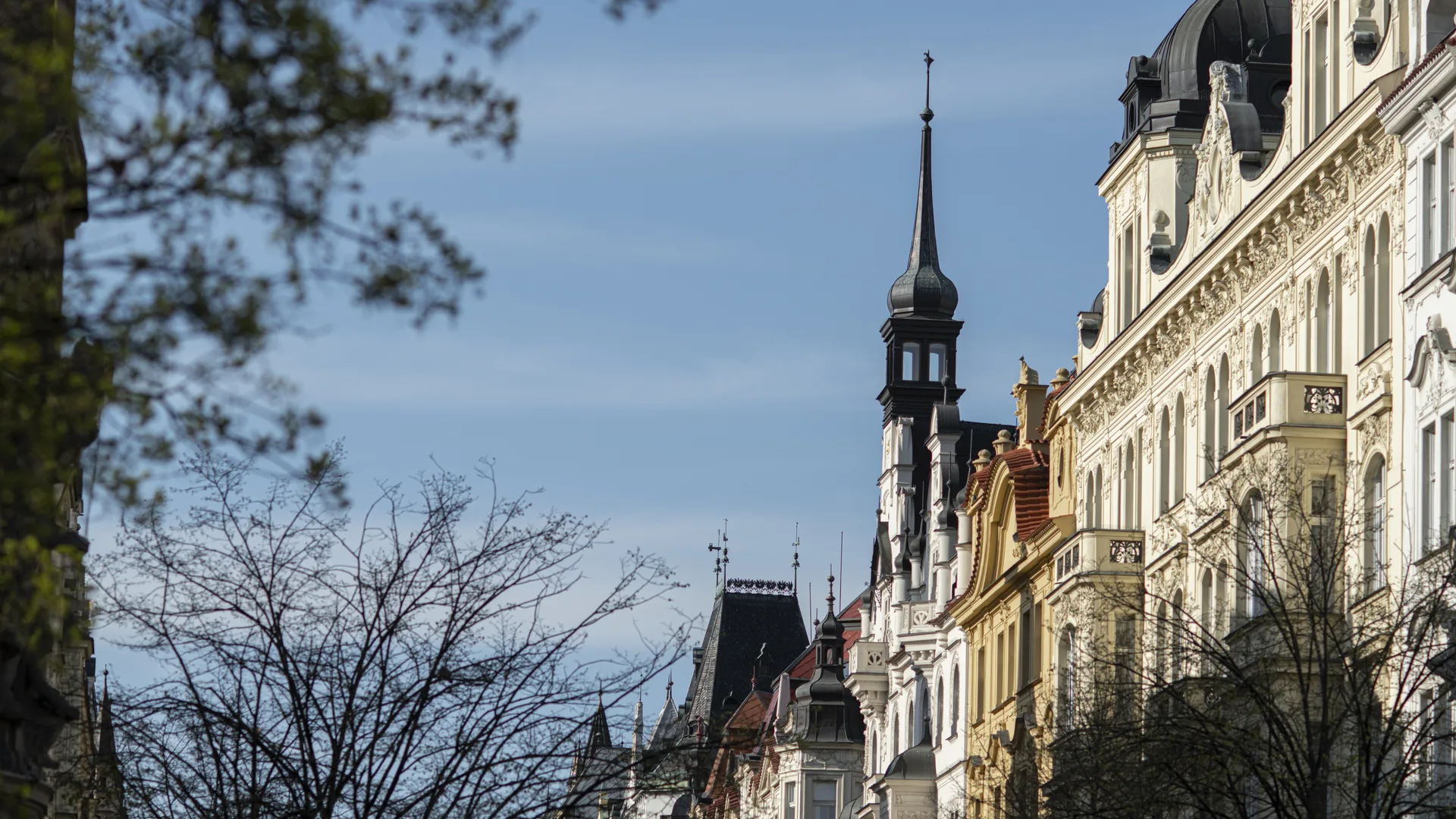Façades d'immeubles anciens sous un ciel dégagé, symbole du patrimoine immobilier concerné par l'IFI