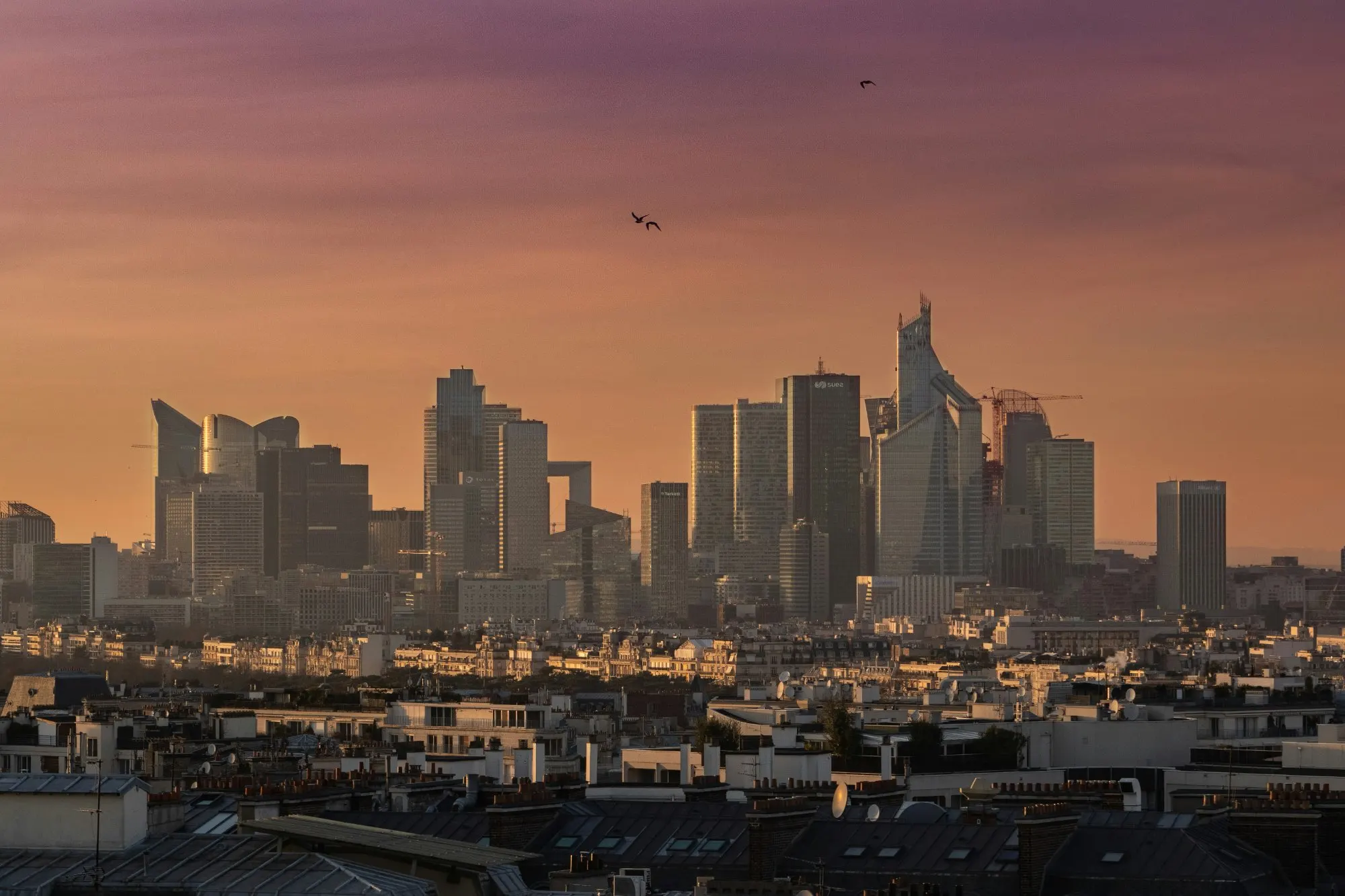 Skyline du quartier d’affaires de La Défense à Paris au coucher du soleil, symbole de l’allocation d’actifs patrimoniale